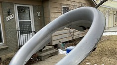 Lietadlu United Airlines odpadol motor počas letu. Majiteľ domu sa druhýkrát narodil