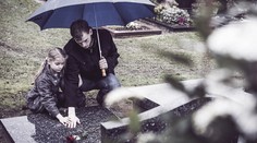 Ako deťom vysvetliť smrť blízkeho? Určite nehovorte, že iba spí