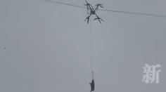 Lietajúce prasa baví internet. Farmár ho chcel odviezť dronom, vypol dedinu