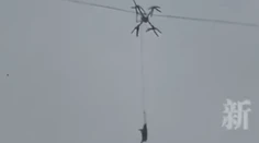 Lietajúce prasa baví internet. Farmár ho chcel odviezť dronom, vypol dedinu