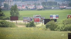 Reklama je už neúnosná. Aktivisti odstraňujú bilbordy a iné nosiče na vlastnú päsť