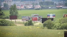 Reklama je už neúnosná. Aktivisti odstraňujú bilbordy a iné nosiče na vlastnú päsť