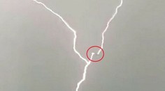 VIDEO: Unikátny okamih. Lietadlo v zlomku sekundy zasiahli tri blesky