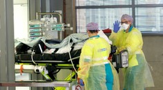 Holandsko chce uvoľniť tlak na nemocnice. Pacientov s covidom začalo prevážať do Nemecka