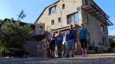 Doma sa fackujú a škrtia! Tomuto všetkému sa musia prizerať ich vlastné deti