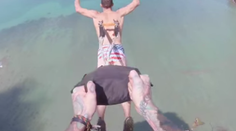 Necíti bolesť? Mladík si pripevnil padák na chrbát a skočil