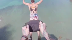 Necíti bolesť? Mladík si pripevnil padák na chrbát a skočil