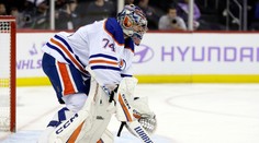 Frajer na záver: Brankára Edmontonu neposlúchal puk. V priebehu pár sekúnd mal šťastie aj smolu