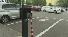 V Prešove spúšťajú nabíjačky elektromobilov pri školách. Nie všetci sú z novinky nadšení