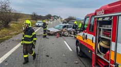 Čelná zrážka pri Krásnohorskom Podhradí: Cesta je úplne uzavretá