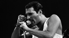 Prvá fotka z nakrúcania: Filmový Freddie Mercury sa na legendu neskutočne podobá