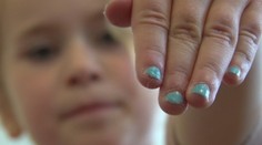 Dievčatá sa začínajú skrášľovať čoraz skôr. Škôlkarky už majú nalakované nechty