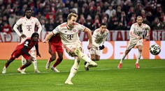 Ďalší krok za prvou trofejou Harryho Kanea: Bayern v Augsburgu nemal problémy