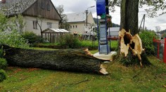 Vietor vyčíňal na strednom a východnom Slovensku: Tisíce ľudí zostali bez elektriny