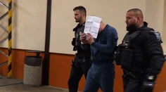 Muž (29), ktorý útočil vo vlaku, si údajne na nič nepamätá. Študentku, ktorú dobodal, operovali