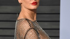 Na párty po Oscaroch sa to zvrhlo. Speváčka ukázala holé prsia