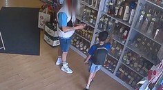 Mužovi pri krádeži borovičky asistovalo malé dieťa. Majiteľ obchodu kritizuje novelu Trestného zákona