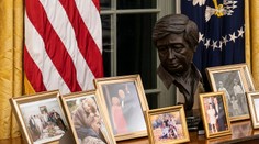 Biden spravil zmeny v oválnej pracovni. Vymenil busty a pribudli rodinné fotografie