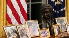 Biden spravil zmeny v oválnej pracovni. Vymenil busty a pribudli rodinné fotografie