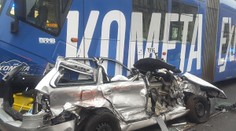 VIDEO: Kamera zachytila nehodu, pri ktorej auto zlisovali dve električky