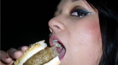 Odkopol ju, lebo bola tučná. Teraz môže len ľutovať