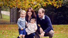 Kate s Williamom prajú pekné sviatky. Zverejnili najnovšiu snímku rodiny