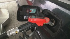 Ropným veľmociam sa nepáči, že tankujeme lacnejšie. Šejkovia a Rusi vyťahujú eso z rukáva