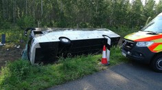 Nešťastie na maďarskej diaľnici: Jeden mŕtvy a traja ťažko zranení po prevrátení autobusu