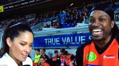 Poriadne ju rozhodil! Hráč balil redaktorku v priamom prenose, teraz musí platiť