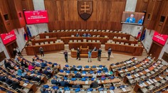 Napätý deň v parlamente. Prešiel návrh o rušení Úradu na ochranu oznamovateľov korupcie, pod oknami bol protest