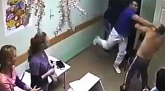 Ruskom otriasa obrovský škandál! Lekár zbil pacienta, ten po náraze zomrel