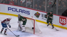 VIDEO: Takáto chyba sa v NHL často nevidí. Rozohrávku spoza bránky si rozhodne predstavoval inak