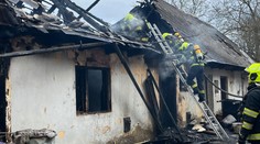 Požiar rodinného domu v Nižnom Hrušove. O život prišla 71-ročná žena, druhá osoba sa nadýchala splodín