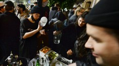 Poliaci už nemusia vonku nosiť rúška, bary otvorili vonkajšie terasy