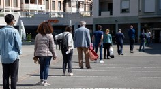 Koronavírus má v Británii ďalších 861 obetí, Švajčiarsko začne uvoľňovať opatrenia