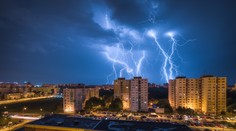 FOTO a VIDEO: Za posledné hodiny zaznamenali na našom území takmer 30-tisíc bleskov
