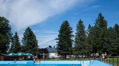Nebezpečný únik chlóru na kúpalisku. Päťročný chlapec bojuje o život, evakuovali desiatky ľudí
