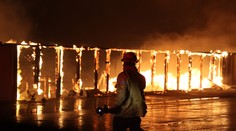 Hasiči plamene v Los Angeles stále nedostali pod kontrolu. Do terénu povolali aj väzňov