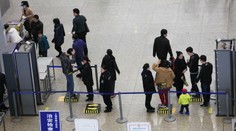 Číňanky po plastike nevpustili do lietadla. Keď zbadáte ich fotku, pochopíte