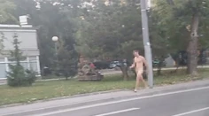 Po Bratislave sa prechádzal nahý muž (35), polícia hovorí o hrubej neslušnosti