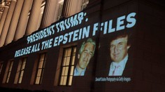 Epstein naznačil, že existujú fotografie, ktoré by Trumpa mohli zničiť.  Špekuluje sa, že sa k nim dostal Putin