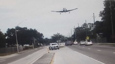 VIDEO: Na cestu sa počas plnej prevádzky zrútilo lietadlo