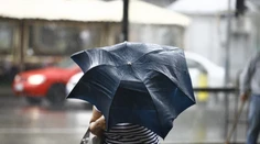 SHMÚ vydal najvyšší stupeň výstrahy pred búrkami pre šesť okresov. Krajnému západu hrozia stovky bleskov