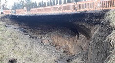 Vodiči pozor. V obci Michalová sa prepadla cesta