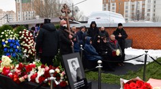 S Navaľným sa prišli rozlúčiť tisícky ľudí, smútočný sprievod sa zmenil na protest proti ruskému vedeniu