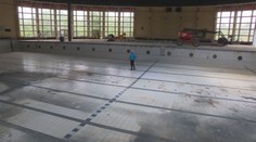 Zrekonštruovaná plaváreň v Šali sa môže kedykoľvek zrútiť. Staviteľ pochybenie odmieta