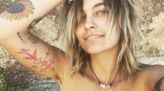 Paris Jackson je hrdá na svoje faldy. Dcéra kráľa popu sa vyfotila hore bez
