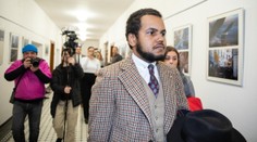 Feriho vzostup a pád: Kedysi bol hviezdou politiky, dnes čelí obvineniu zo znásilnenia dvoch žien a napádajú ho na súde