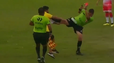 VIDEO: Chcel napadnúť rozhodcu, no prerátal sa. Arbiter mu uštedril KO tvrdým kopom