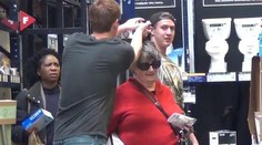 Mladíci si vystrelili z okoloidúcich. Pozrite sa, čo všetko ľuďom vytiahli z vlasov